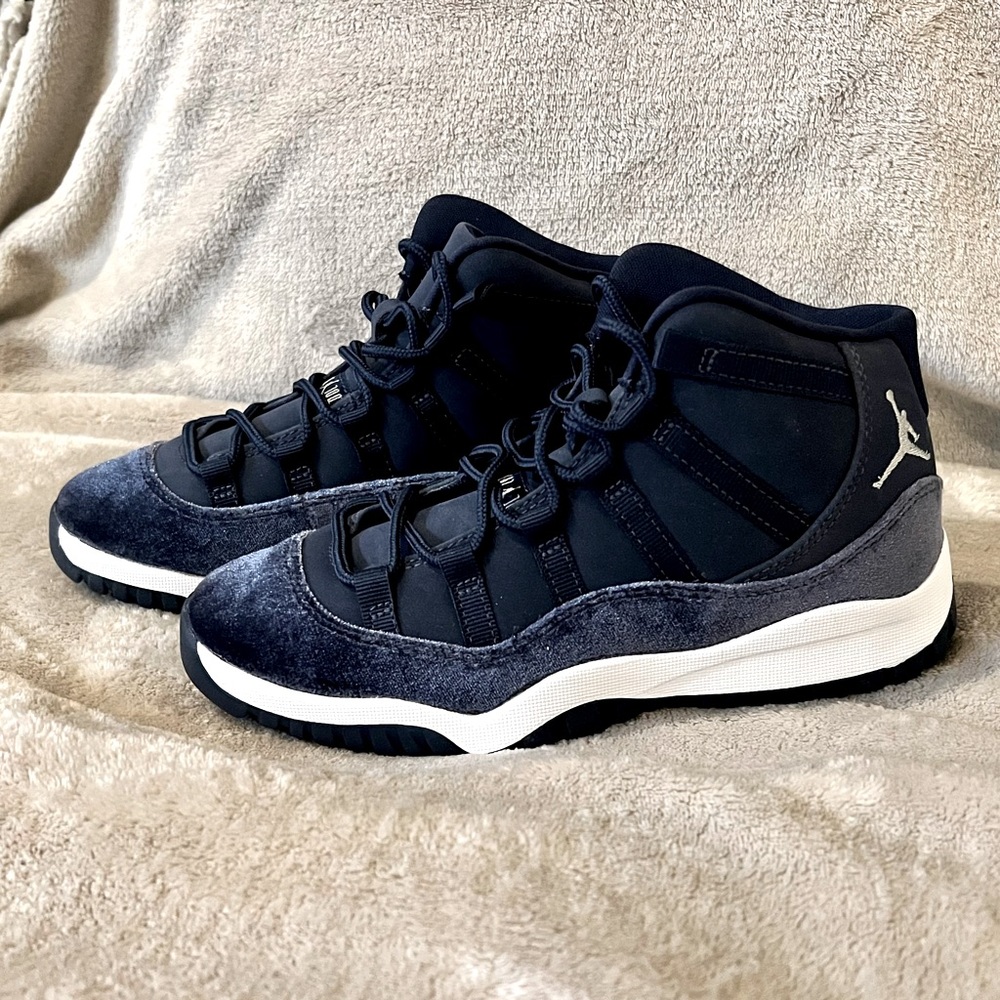 Jordan 11 Retro (kids 2.5Y) Navy Blue